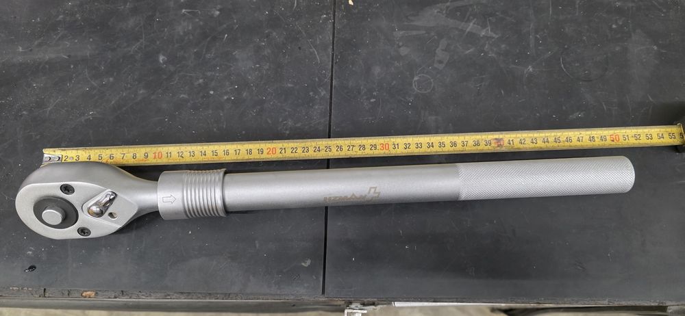 Duży bardzo solidny teleskopowy klucz z grzechotka