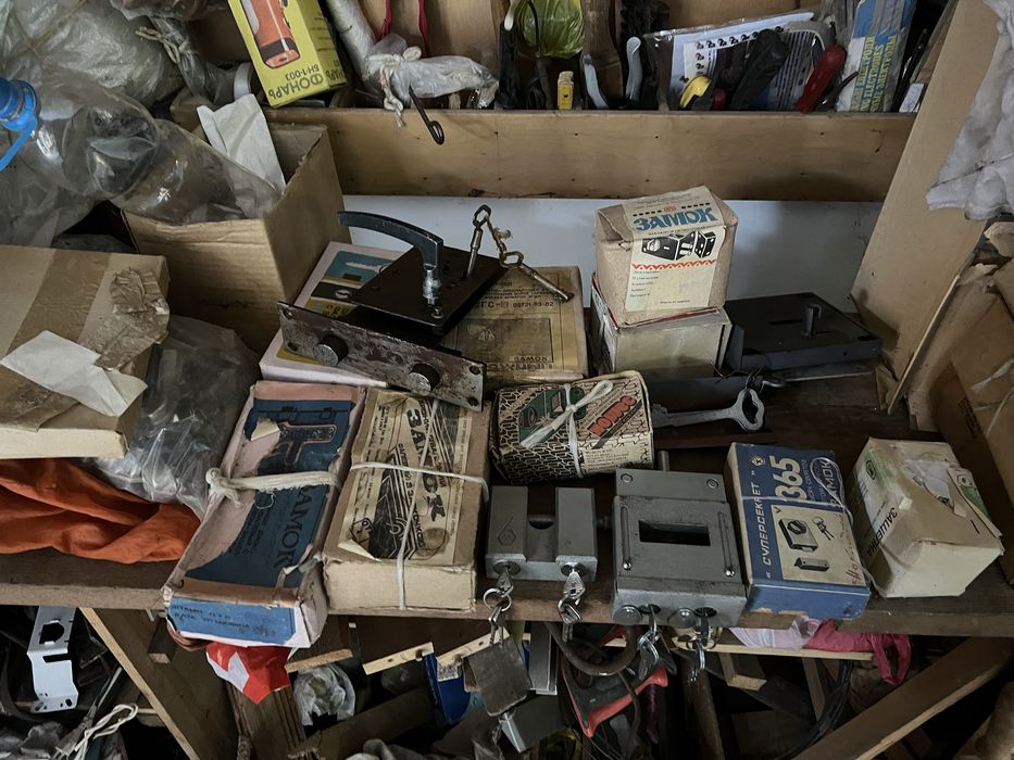 Замки врізні ,накладні та навісні