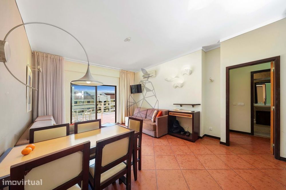 Apartamento com dois Quartos, Terraço e Garagem em Unidade Hoteleira -