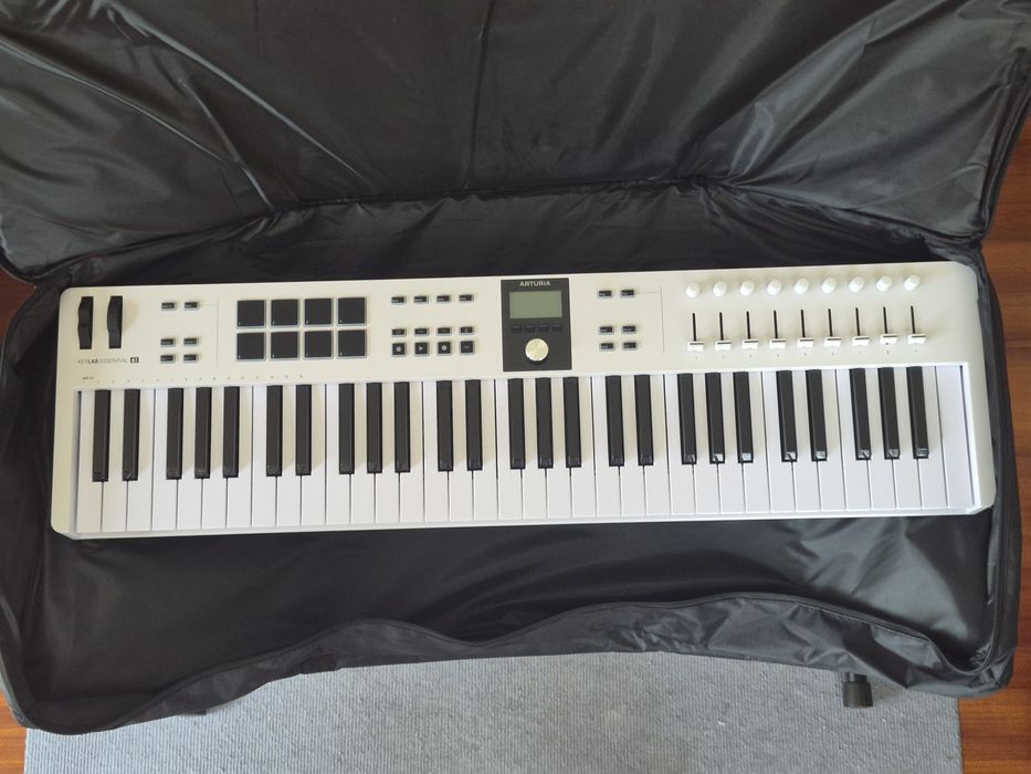 Arturia essential mk3 61 keys white