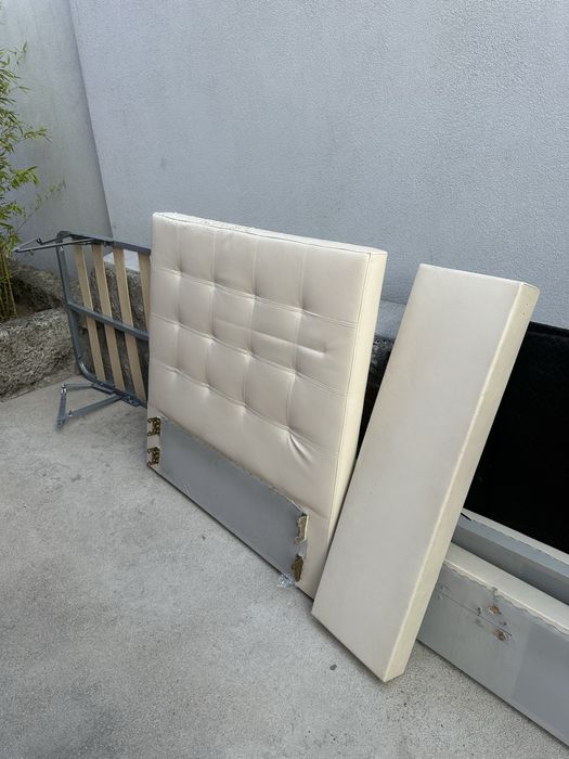 Cama completa + estrado maio ou menos funciomante + tampo do chao