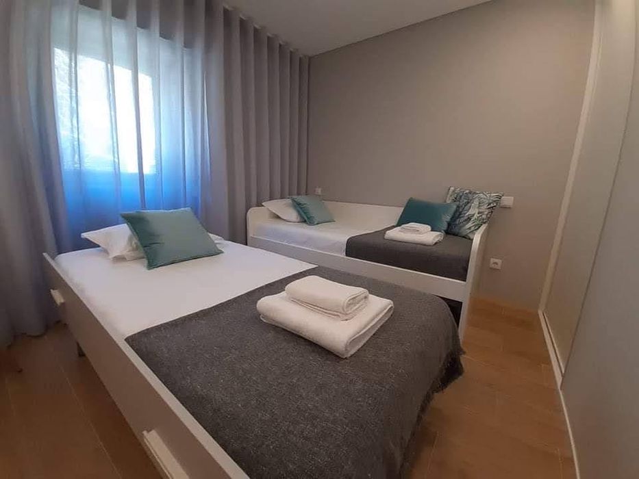 Cama dupla solteiro branca e cinza