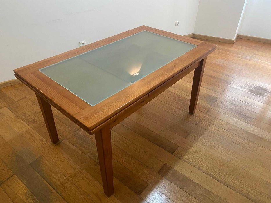 Mesa de refeição com tampo de vidro e extensível, em Madeira maciça.