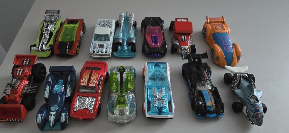 Autka, 14 x resoraki Hot Wheels samochiodziki