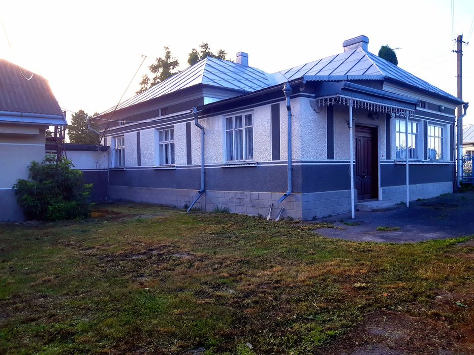 Продається будинок з господарськими будовами