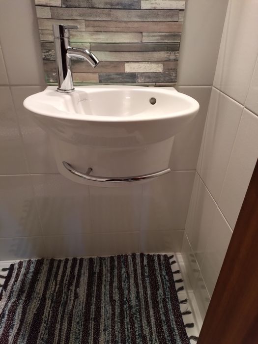 VENDIDO Lavatório moderno com  suporte toalha – Como novo