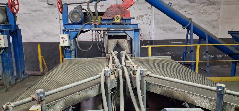 Kompletna linia młyn młotkowy z podajnikiem stołem wodnym do separacji