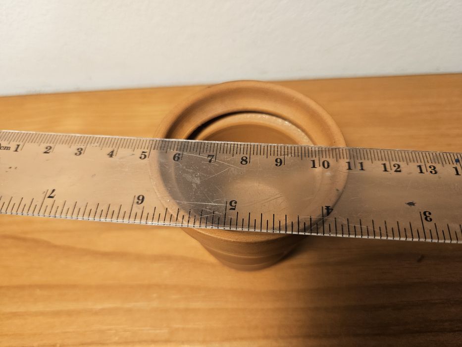 Mała gliniana doniczka