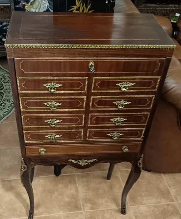 Móvel de estilo com ferragens