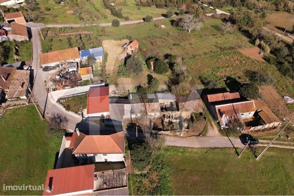 Moradia T2 para recuperar em Santo Ibério, Pombal, Leiria com terreno