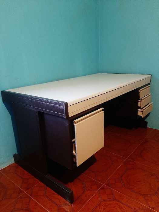 Secretária em metal