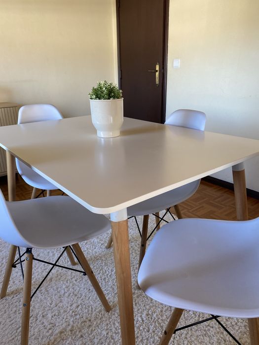 Mesa de jantar c/ 4 cadeiras