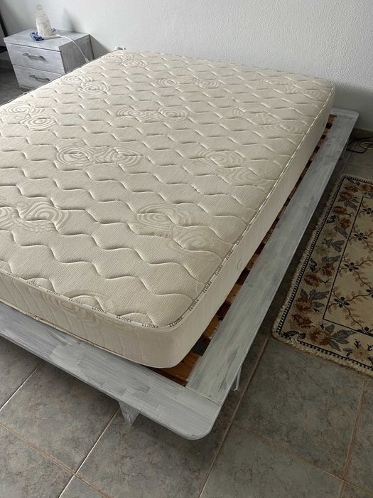Conjunto: Cama / Estrado e Colchão de Casal