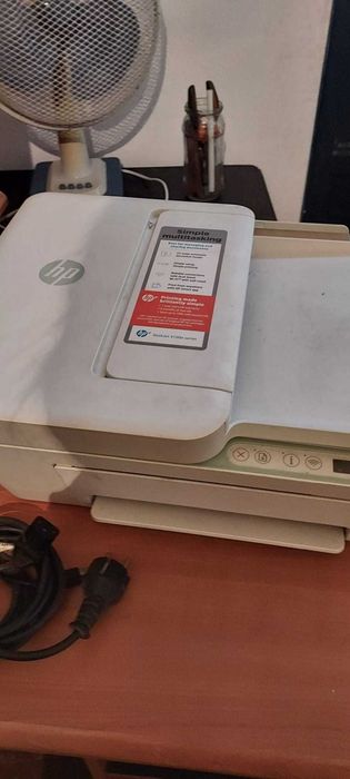 Computador e secretária