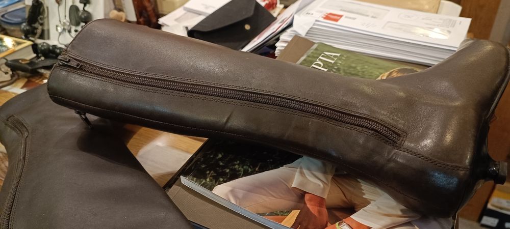 Botas em pele bicudas