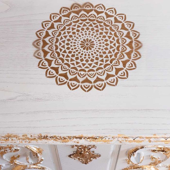 Baú Versailles Branco e Dourado