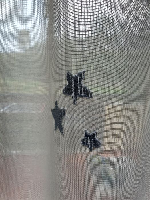 Vendo cortinas em linho branco com estrelas azuis. 
O preço delas nova