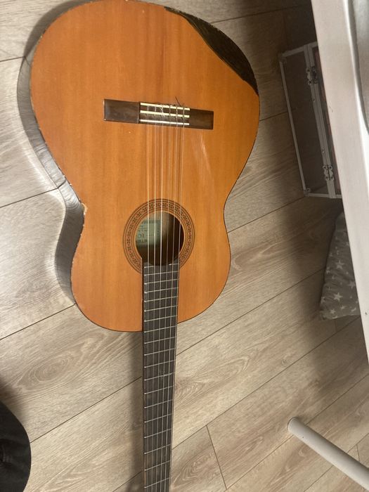 Brązowa stara gitara z pęknięciem