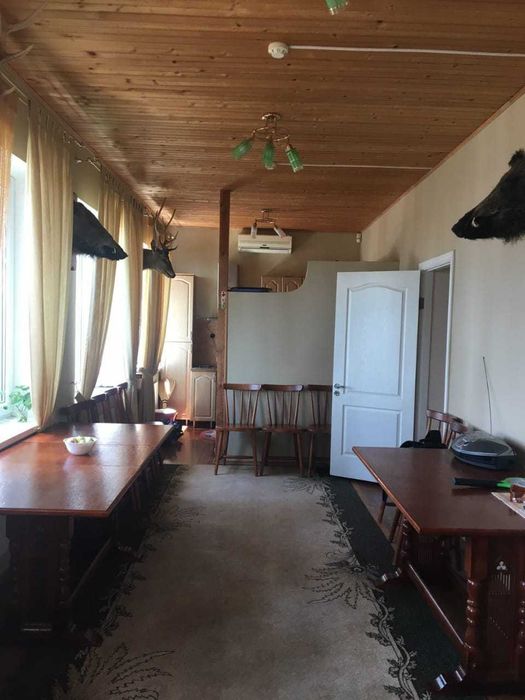 Подобова оренда сучасного будинку на березі Дніпра в сосновому лісі.