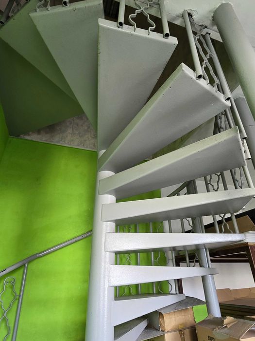 Schody kręcone spiralne stalowe z balustradą