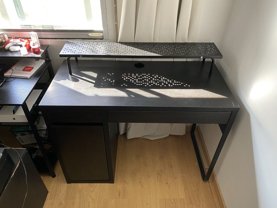 Secretária e apoio de monitor