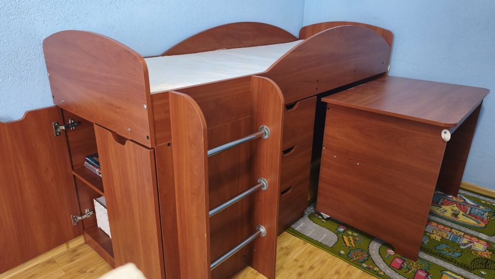 Ліжко чердак з столом