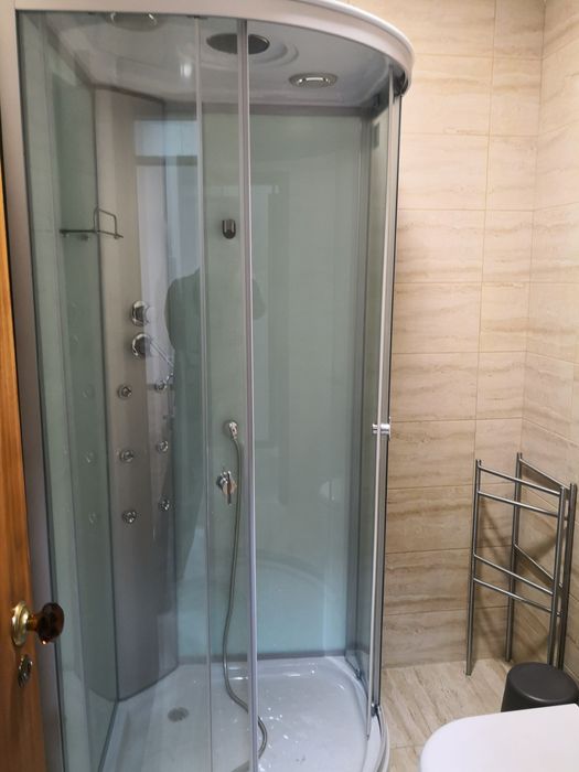Quarto c/ TV e varanda p/ estudante c/ contrato, ao pé da universidade