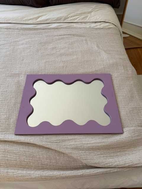 Espelho Artesanal Lilás com Design Ondulado – 56 x 40 cm