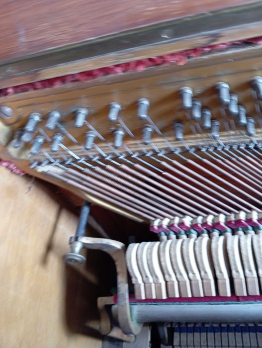 zabytkowe pianino J. Schiller