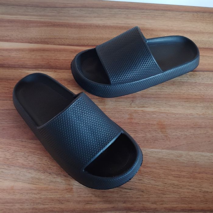 Czarne klapki damskie.