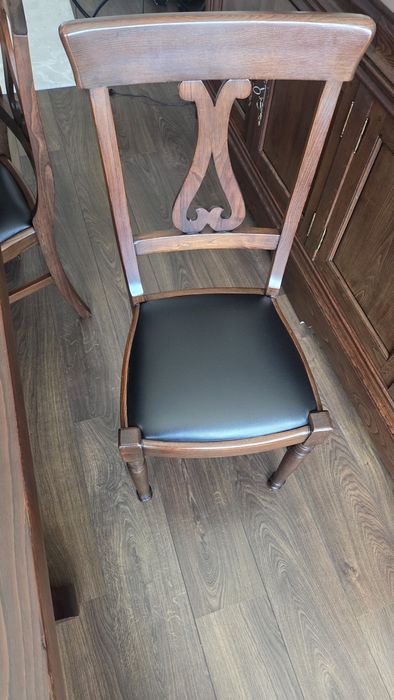Mesa de Sala de jantar e conjunto de cadeiras