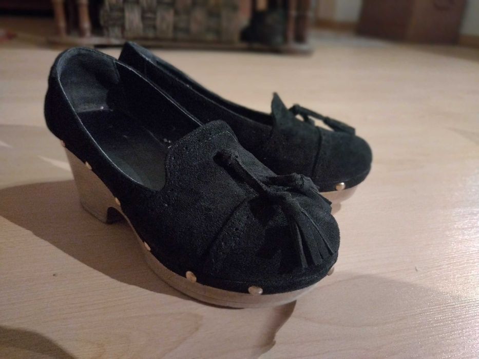 Sapatos pretos de outono