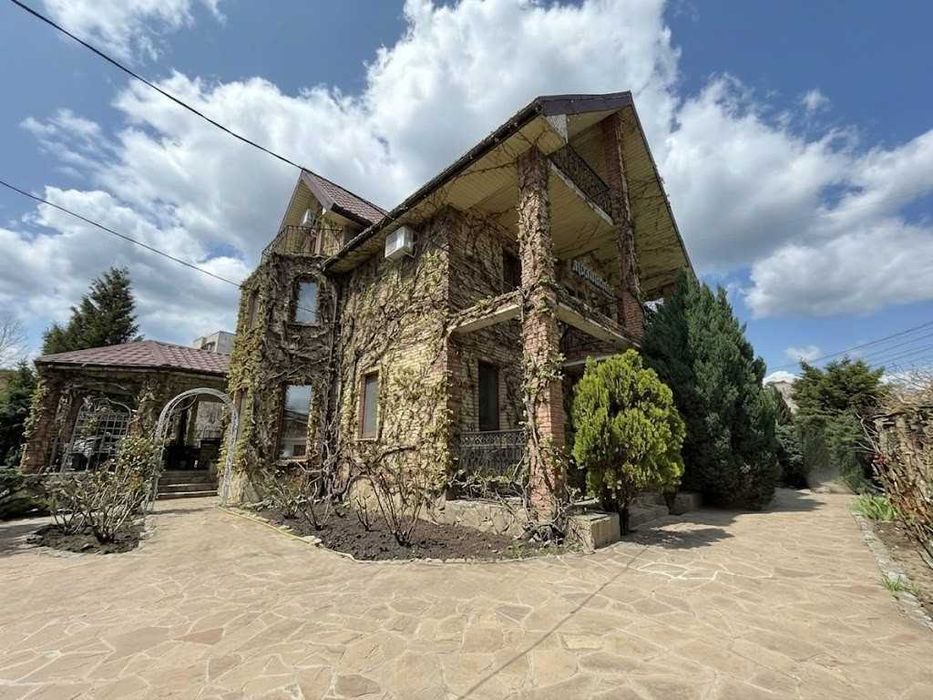 Продаж діючого готелю 900м². 16 номерів. Ресторан. Б'юті-послуги. Центр. ID:721