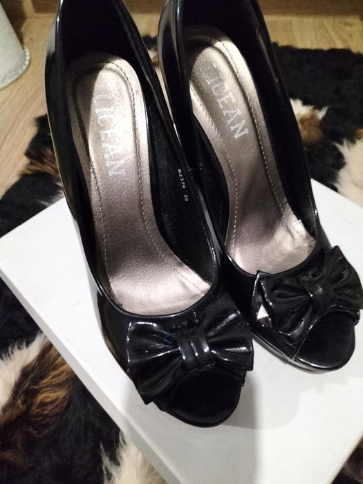 Czarne lakierowane szpilki 39