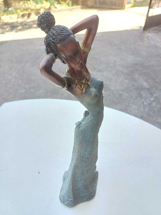 Estatueta muito elegante ,com figura feminina, estilo mulher africada - Peça rara