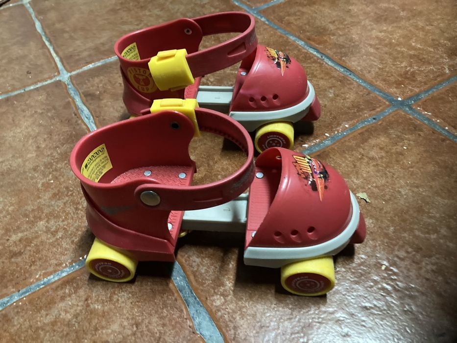 Patins de criança como novos do Cars
