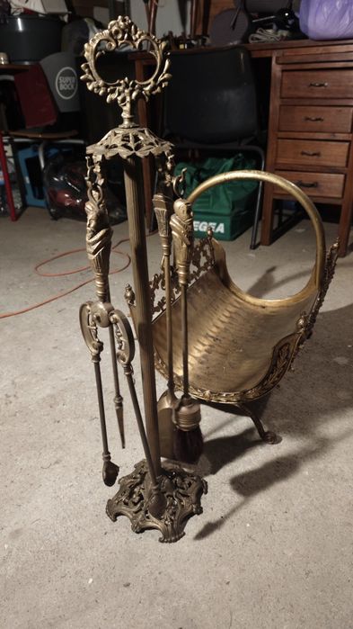 Cesto de lenha com utensílios em latão