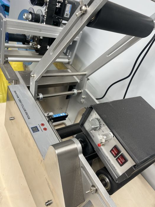 Etykieciarka półautomatyczna do okrągłych opakowań + datownik | 220V | NOWA
