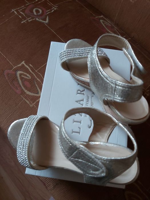 Sandałki na koturnie