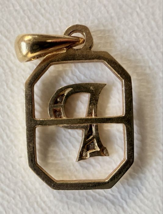 Meldalha em ouro com inicial para fio 19,2k