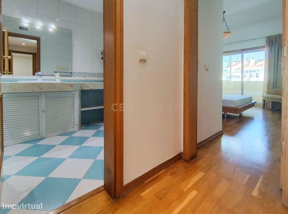 Amplo apartamento de 3 quartos com varandas panorâmicas em Almada, em