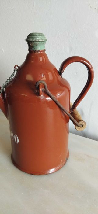 Antigo Recipiente de 1 litro em esmalte.