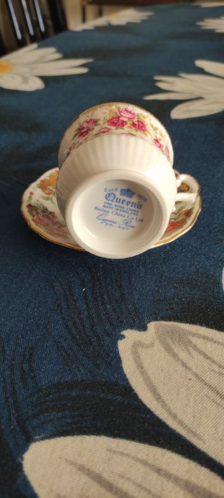 Conjunto de 1 chávena de chá e pires marca Queen Rosina Fine Bone