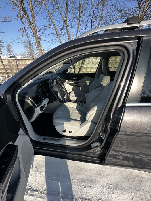 Автомобіль Jeep Cherokee