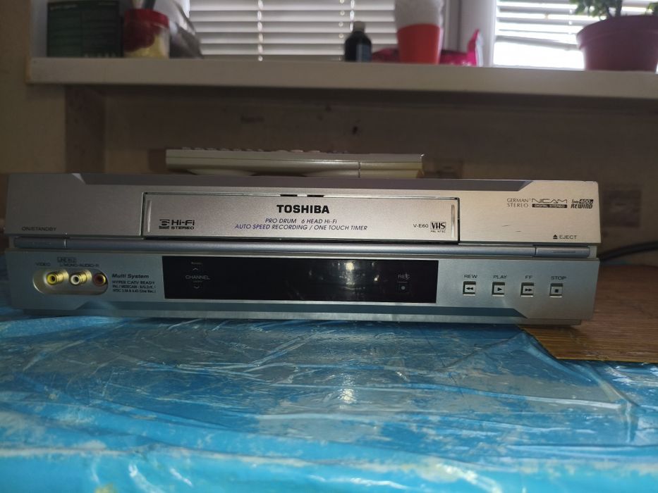Відеомагнітофон  TOSHIBA