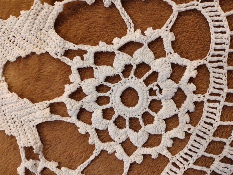 Biały obrus ręcznie wykonany