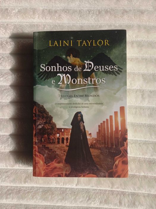 "Sonhos de Deuses e Monstros" de Laini Taylor