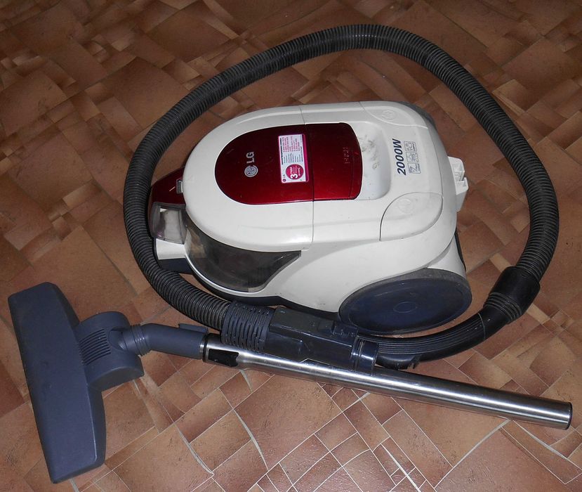Пылесос LG, контейнерный, тянет хорошо