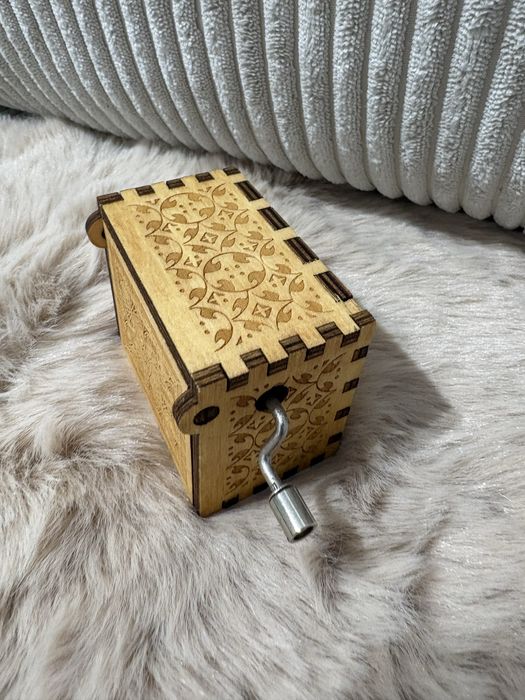 drewniana ręczna katarynka