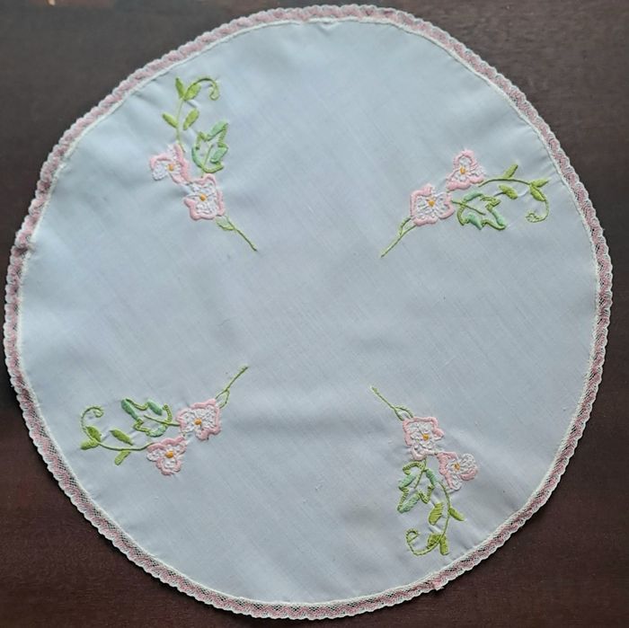 Naperon antigo bordado a mão, diametro 30cm